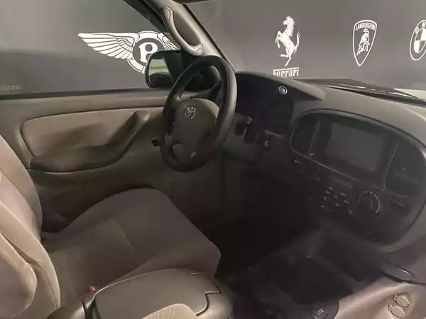 Toyota Sequoia SR5 V8  4WD 8 places - Photo 3
