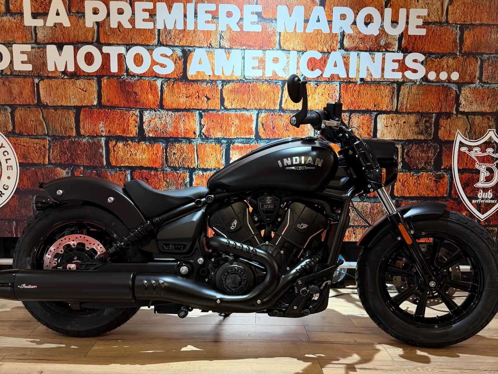 Indian Scout Bobber LIMITED + TECH - Photo 1