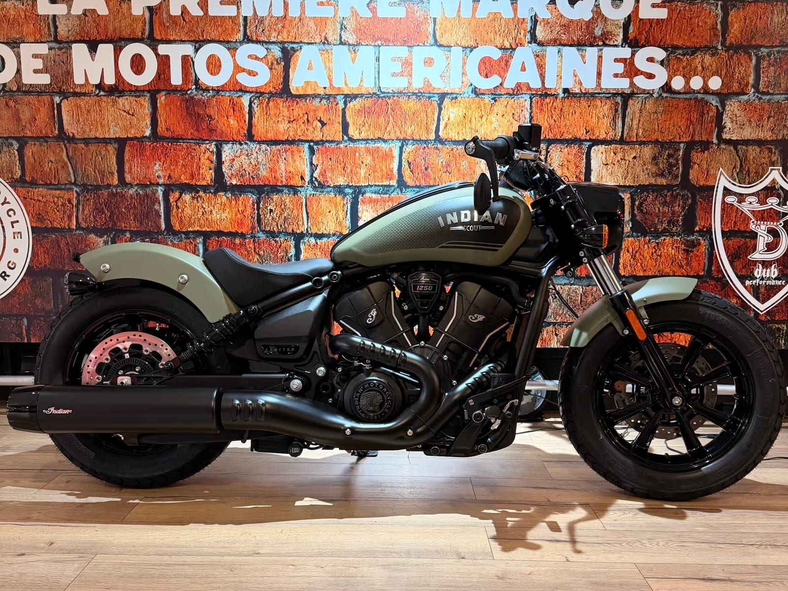 Indian Scout Bobber LIMITED + TECH - Photo 1