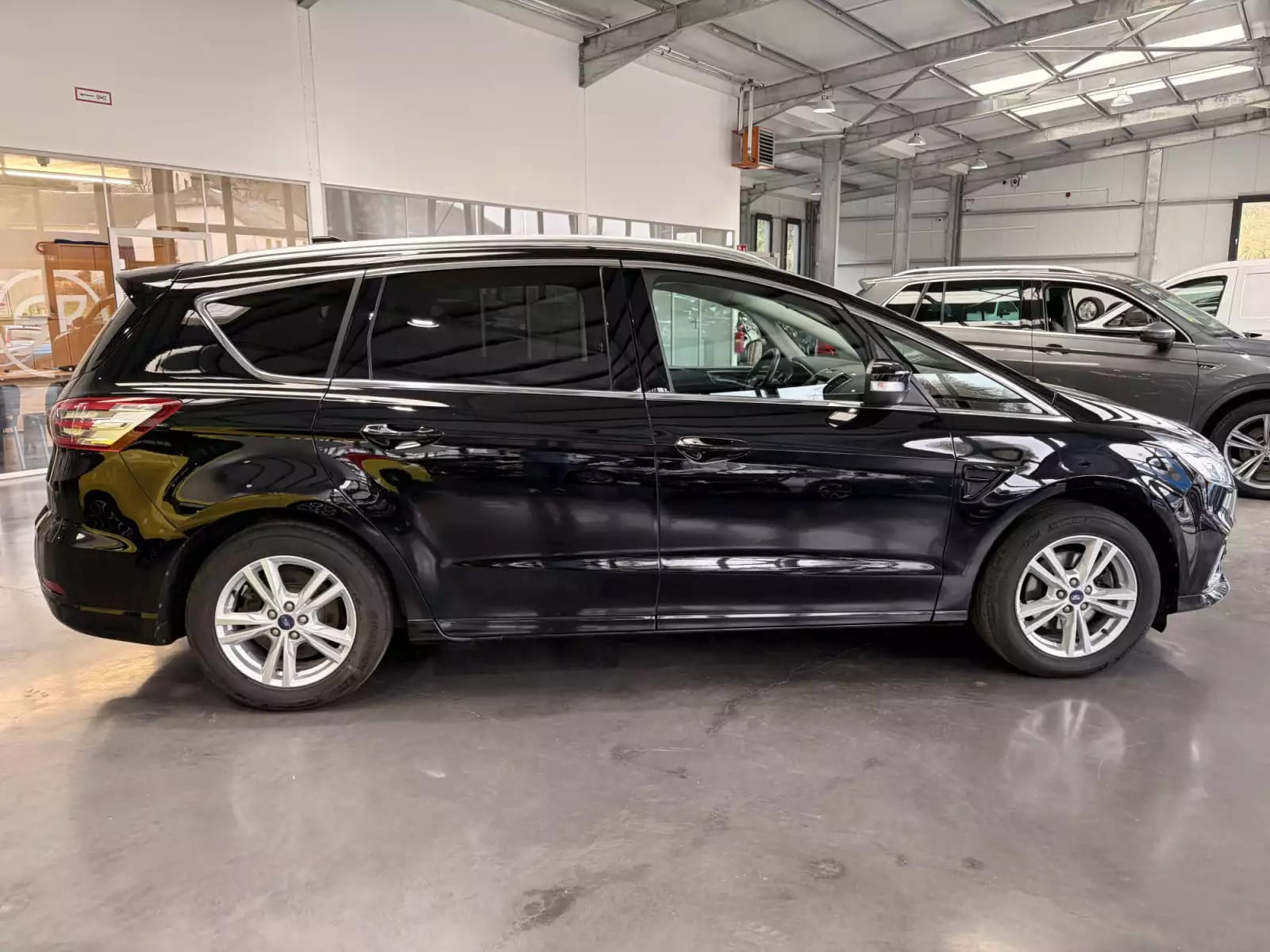 Ford S-Max 2.5 FEHV Titanium Hybrid - Photo 1