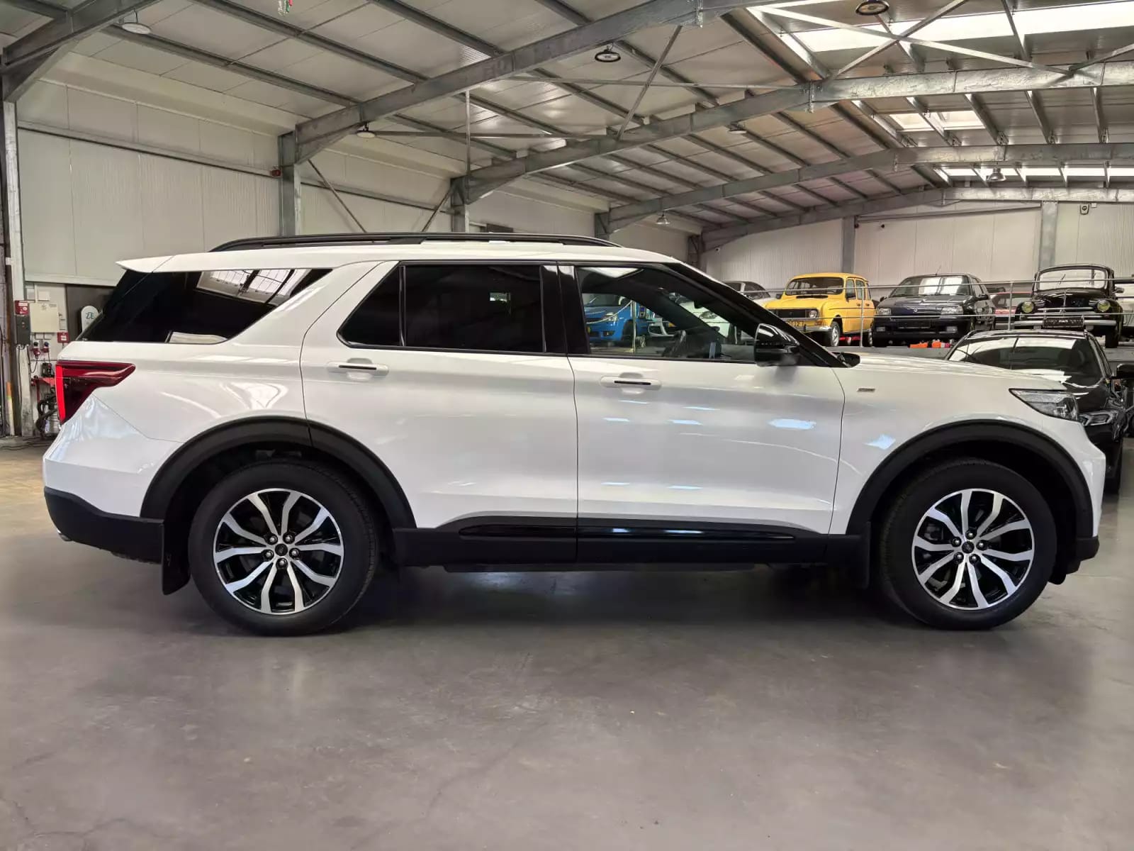 Ford Explorer 3.0 St Line Plug-in Hybrid 7 Seats - Photo 1