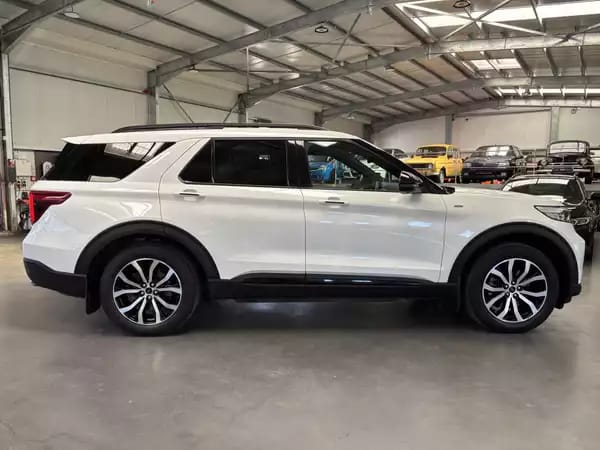 Ford Explorer 3.0 St Line Plug-in Hybrid 7 Seats - Photo 2