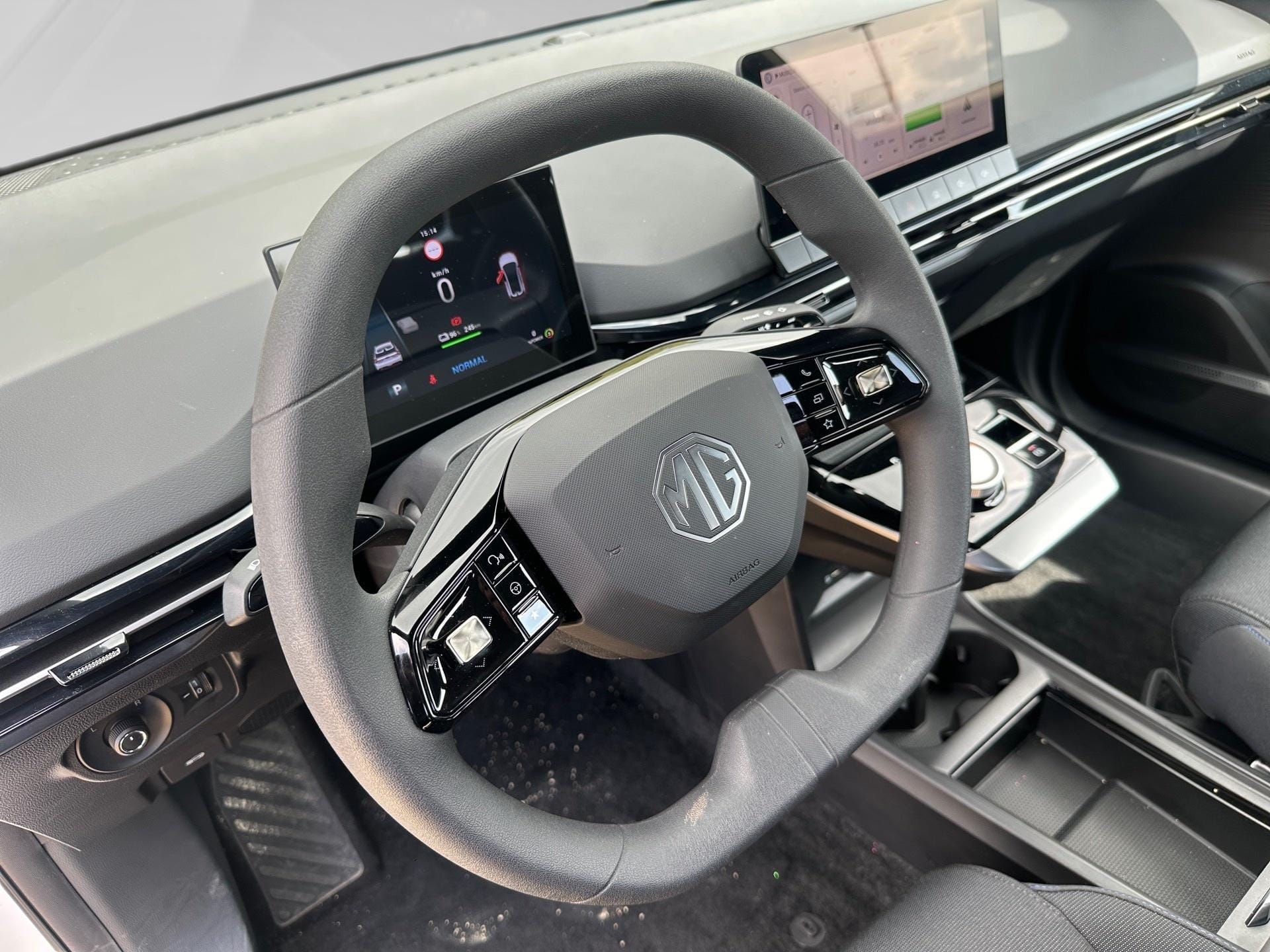 MG MG4 STANDARD - Photo 2