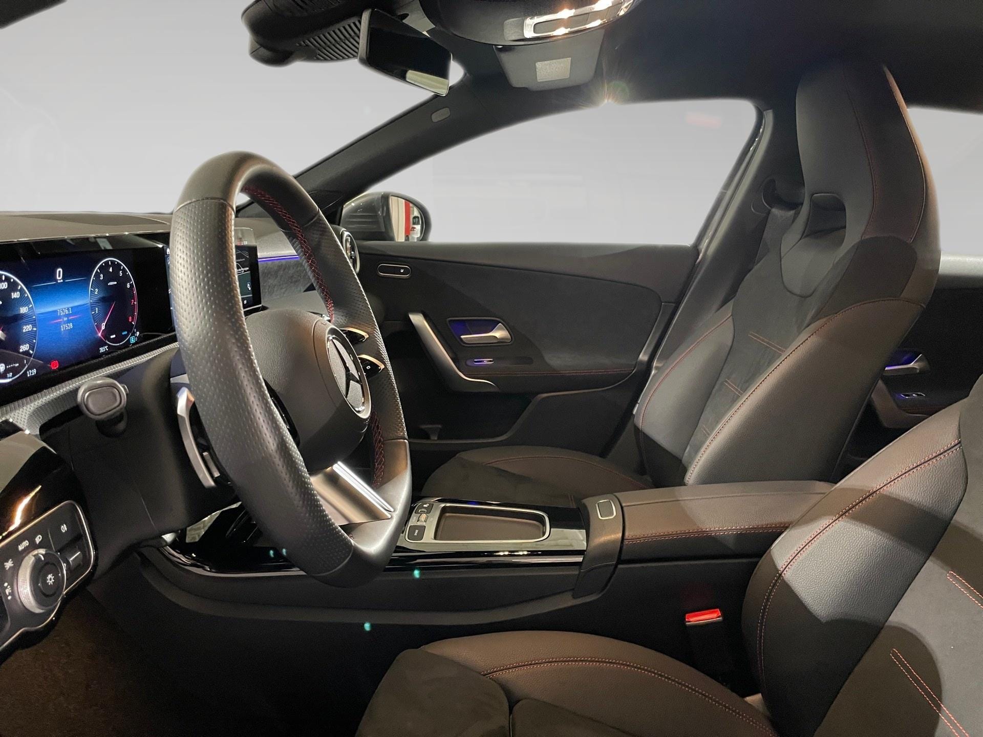 Mercedes-Benz 200 A200 1.3 hatchback AMG EDITION - Photo 2