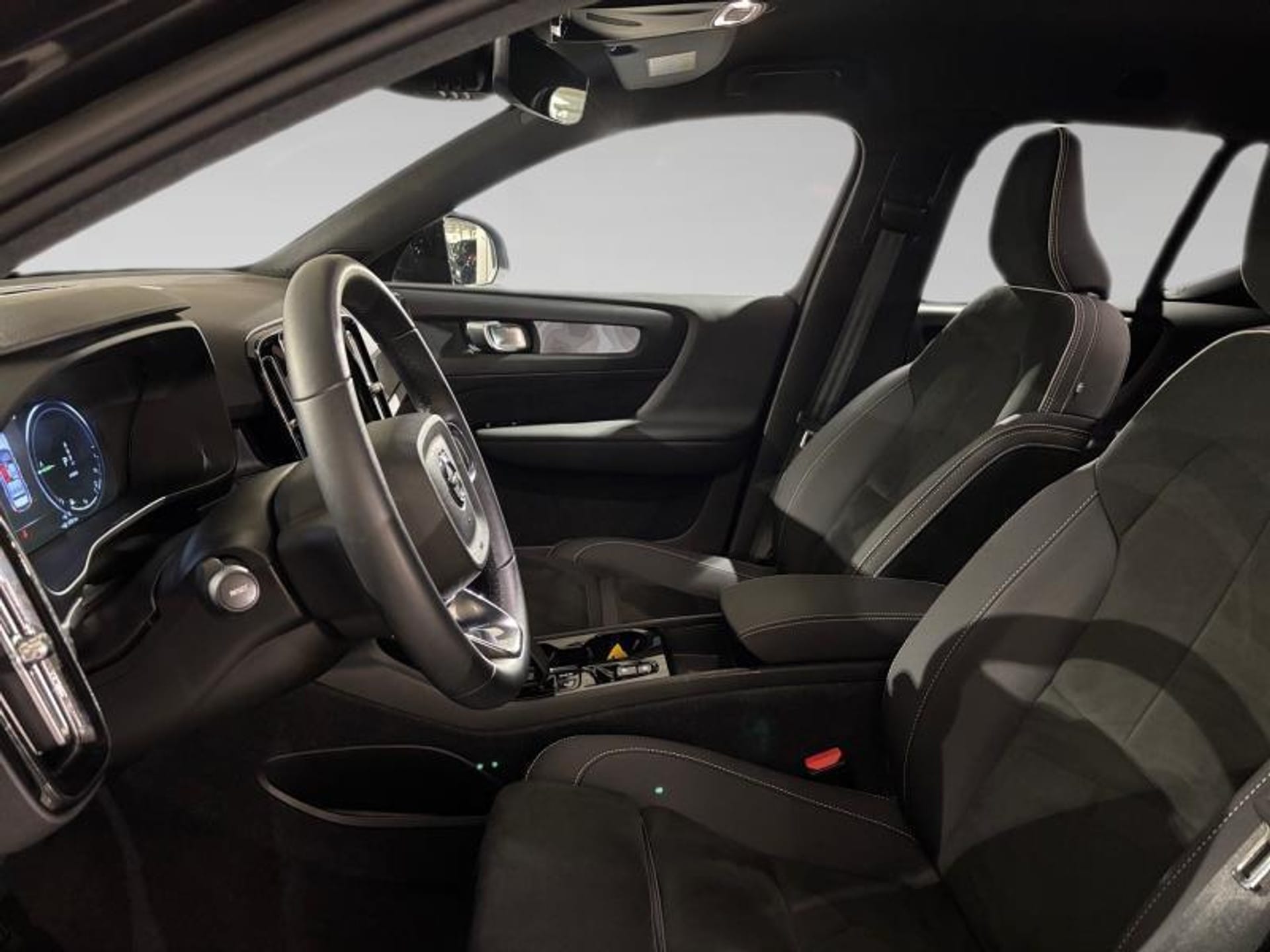 Volvo XC40 1.5 T5 Plus Dark PHEV 262 PS - Photo 2