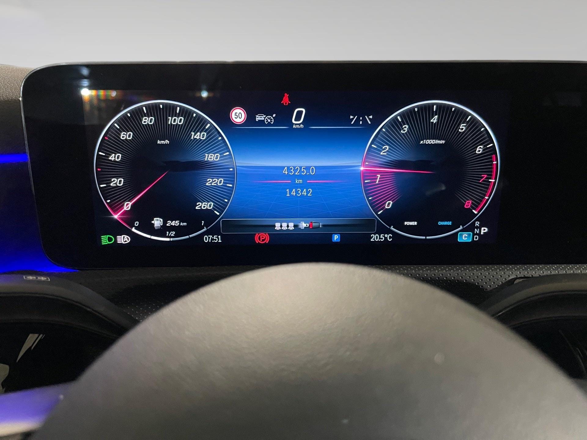 Mercedes-Benz Classe A A200 1.3 hatchback AMG EDITION - Photo 2