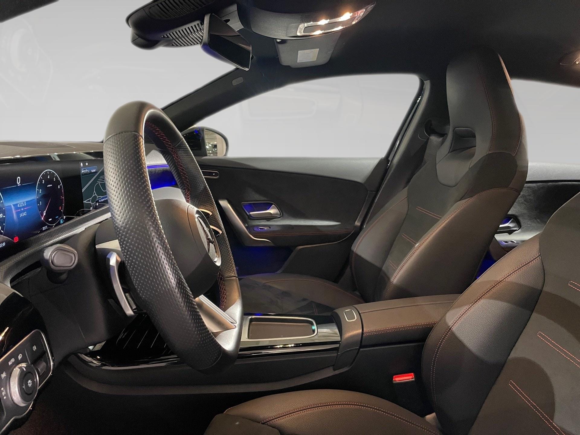 Mercedes-Benz Classe A A200 1.3 hatchback AMG EDITION - Photo 3