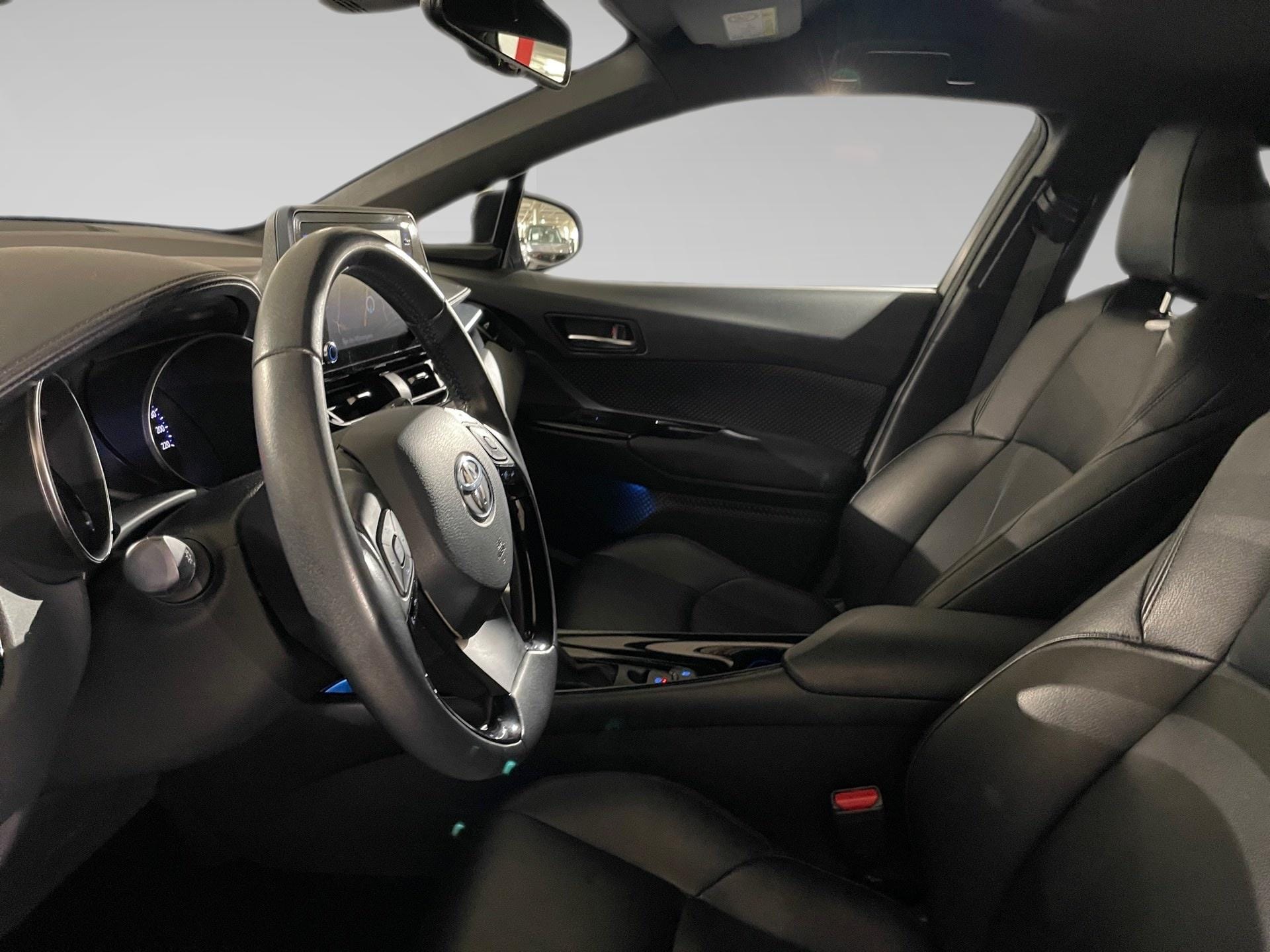 Toyota C-HR 2.0 VVT i-Hybrid C-Lub Bi-Tone E-CVT - Photo 3