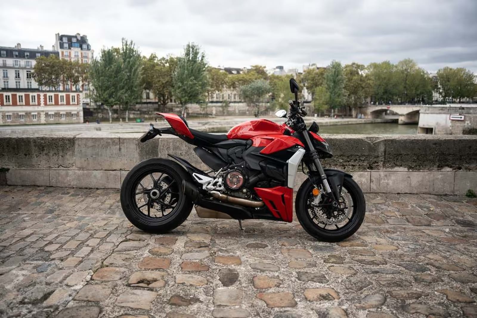 Ducati Streetfighter V2 - Photo 1