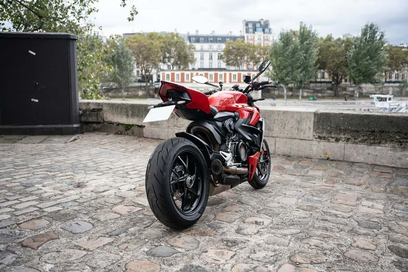 Ducati Streetfighter V2 - Photo 1