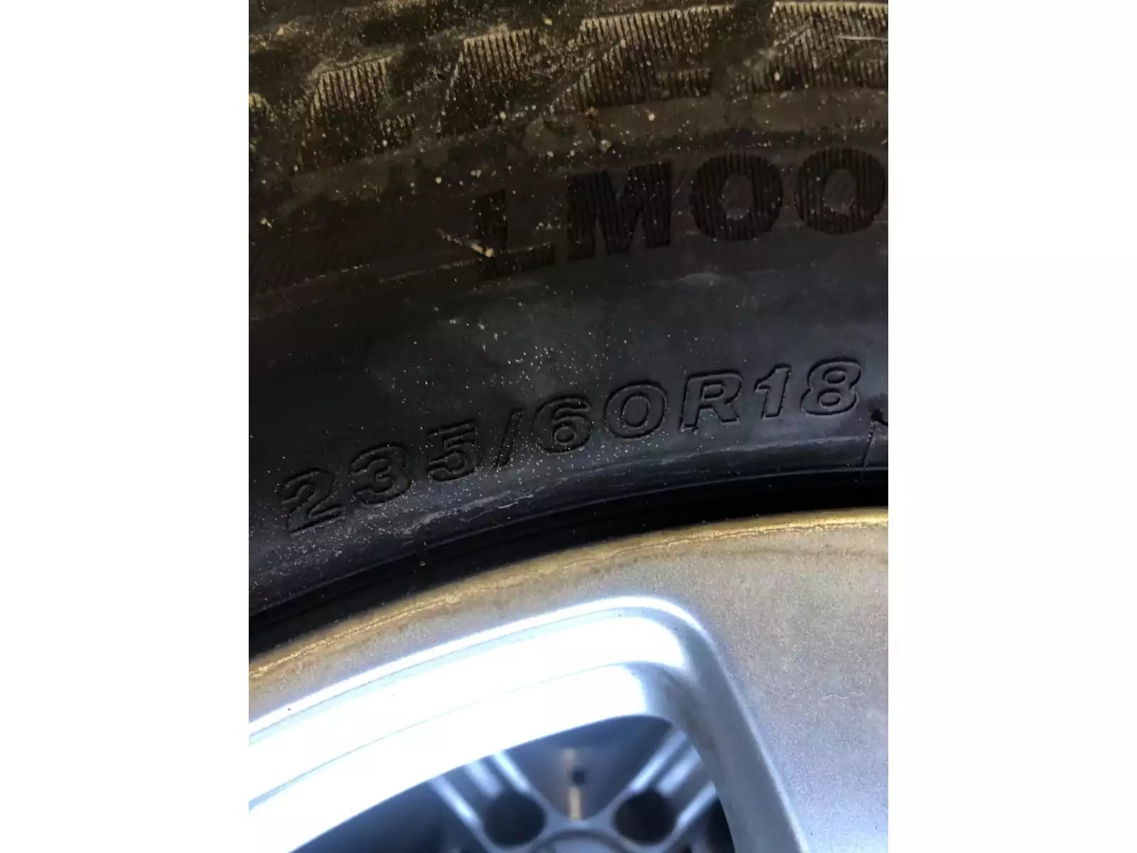 Jantes alu + Pneus hiver 18 235/60 R18 107H - Photo 1