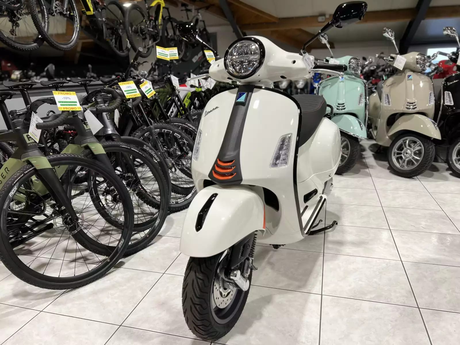 Vespa GTS Super Sport 125 Blanc - Photo 1