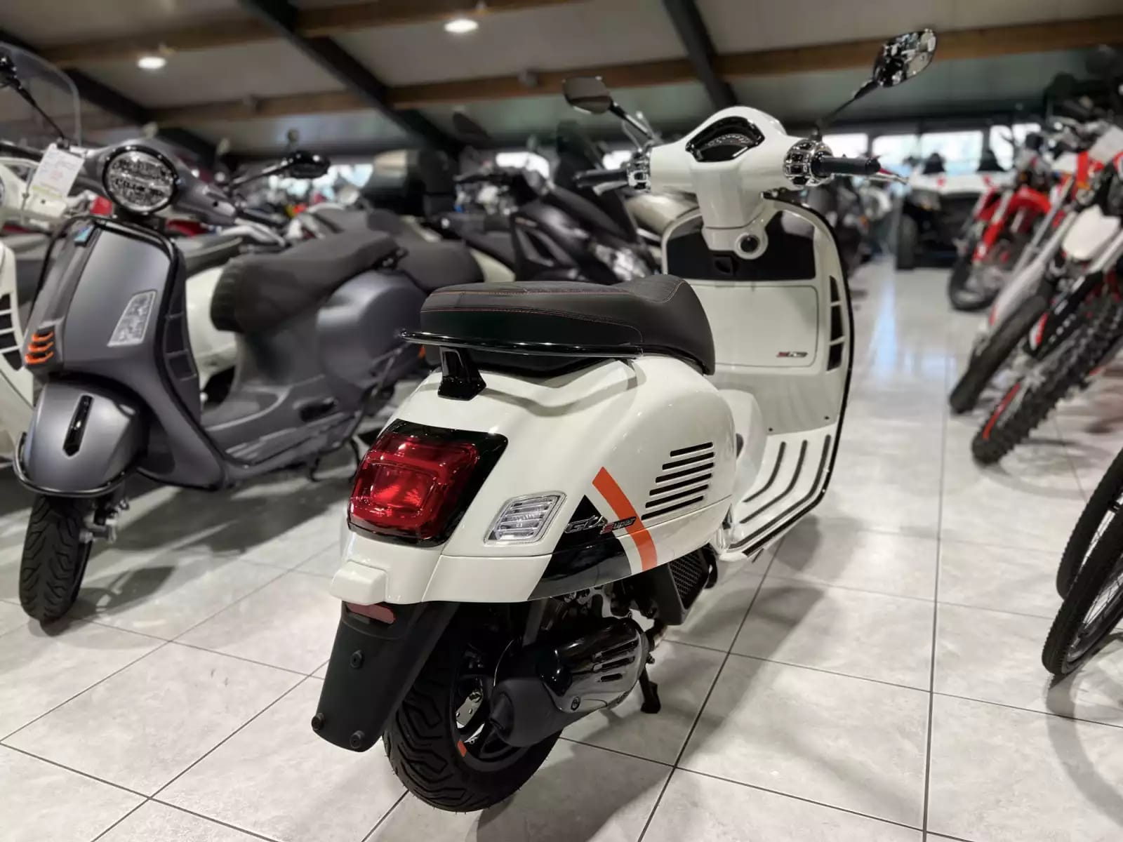 Vespa GTS Super Sport 125 Blanc - Photo 1