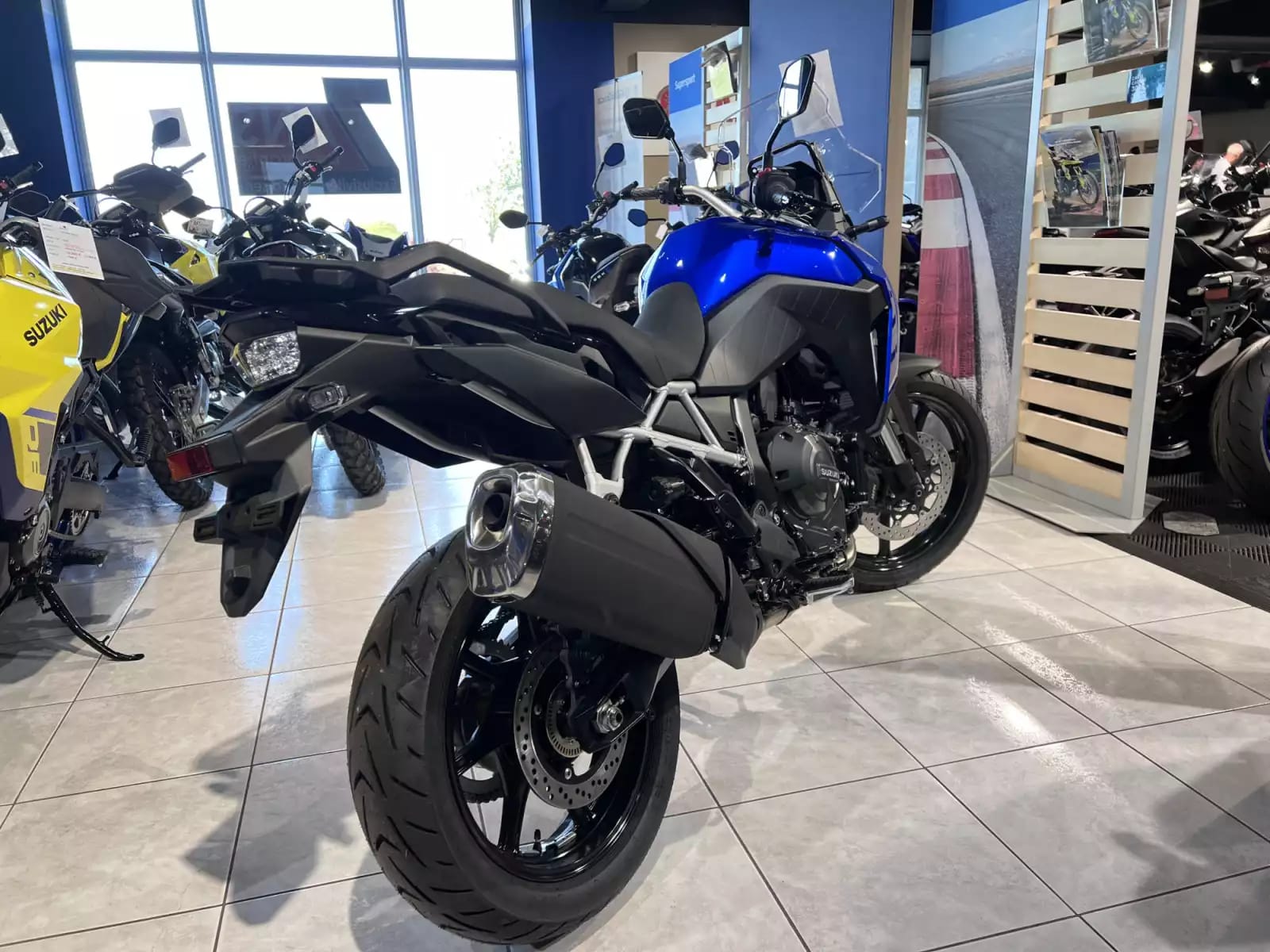 Suzuki V-Strom 800 - Photo 1