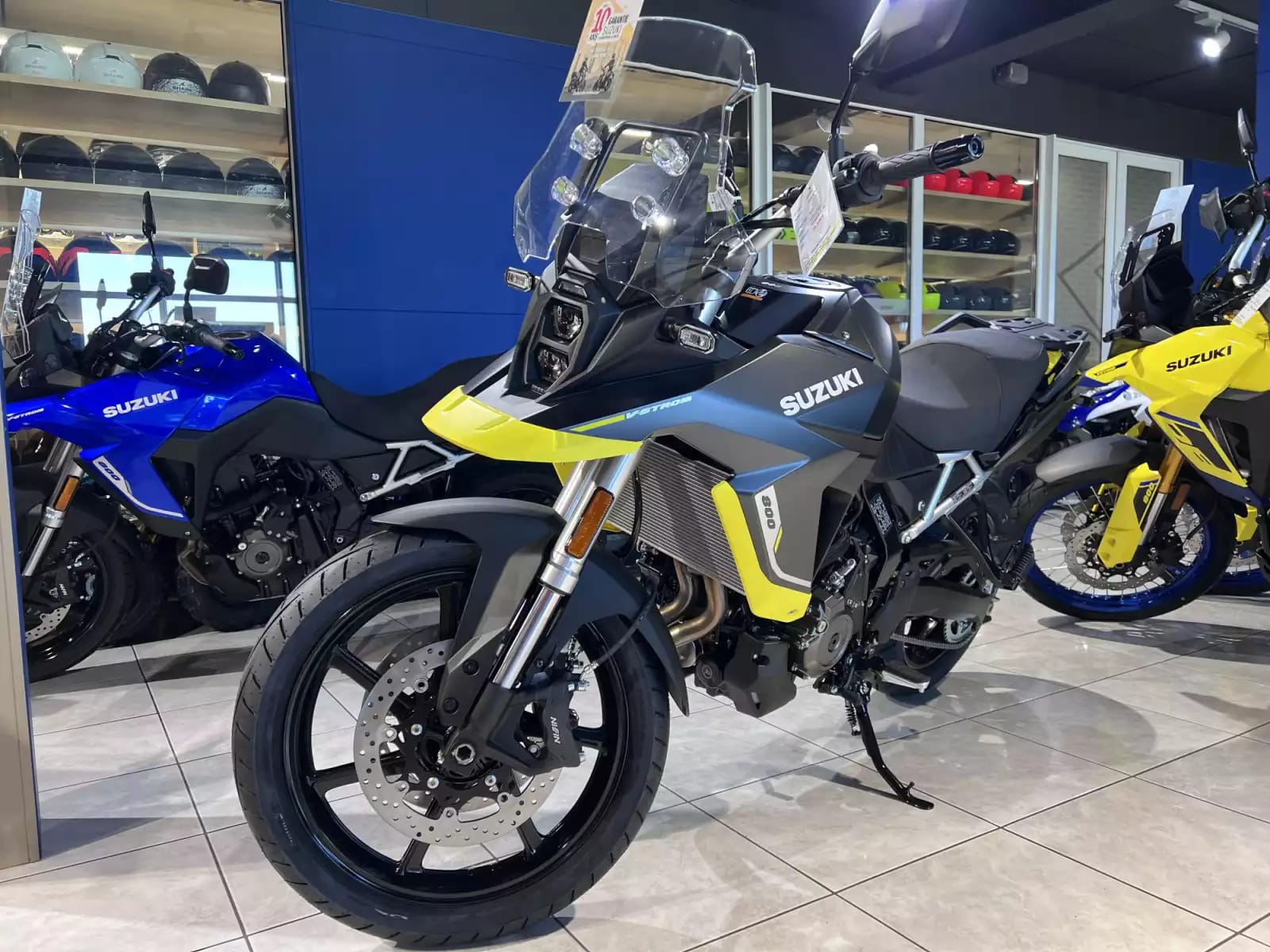 Suzuki V-Strom 800 - Photo 1
