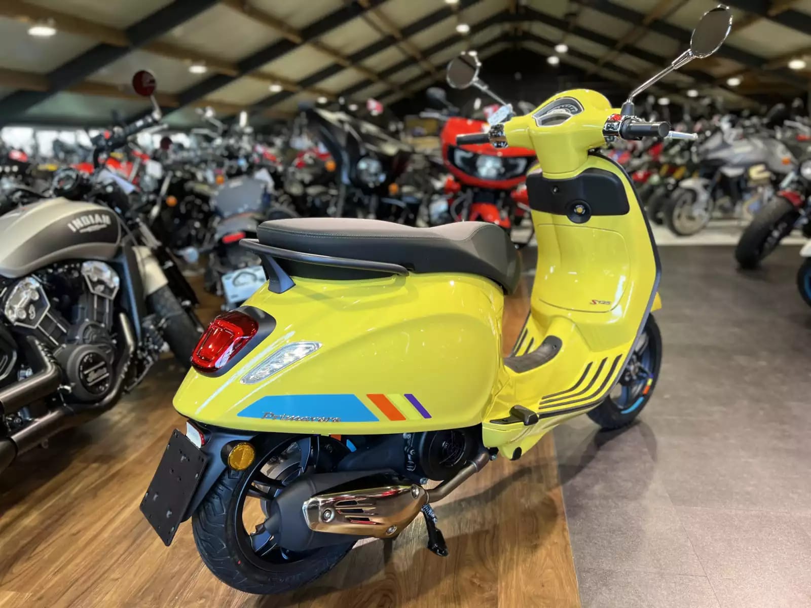 Vespa Primavera 125 S Jaune - Photo 1