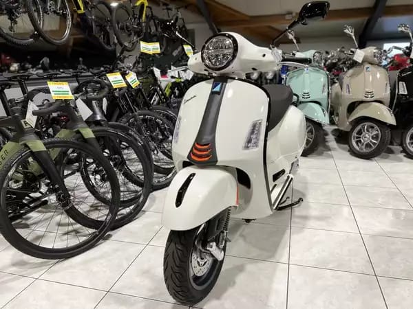 Vespa GTS Super Sport 125 Blanc - Photo 2