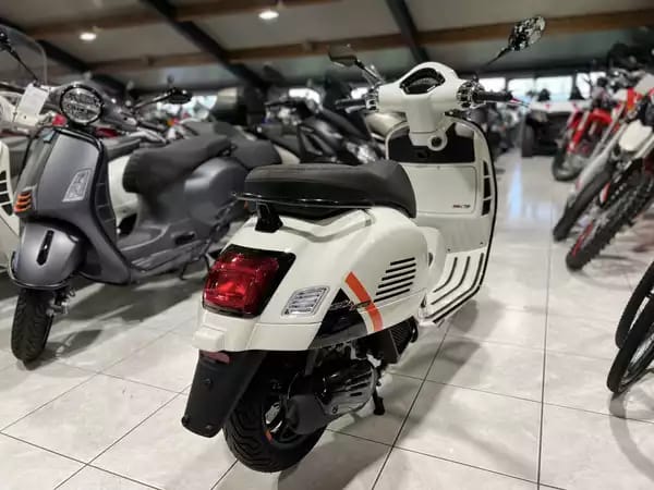 Vespa GTS Super Sport 125 Blanc - Photo 2