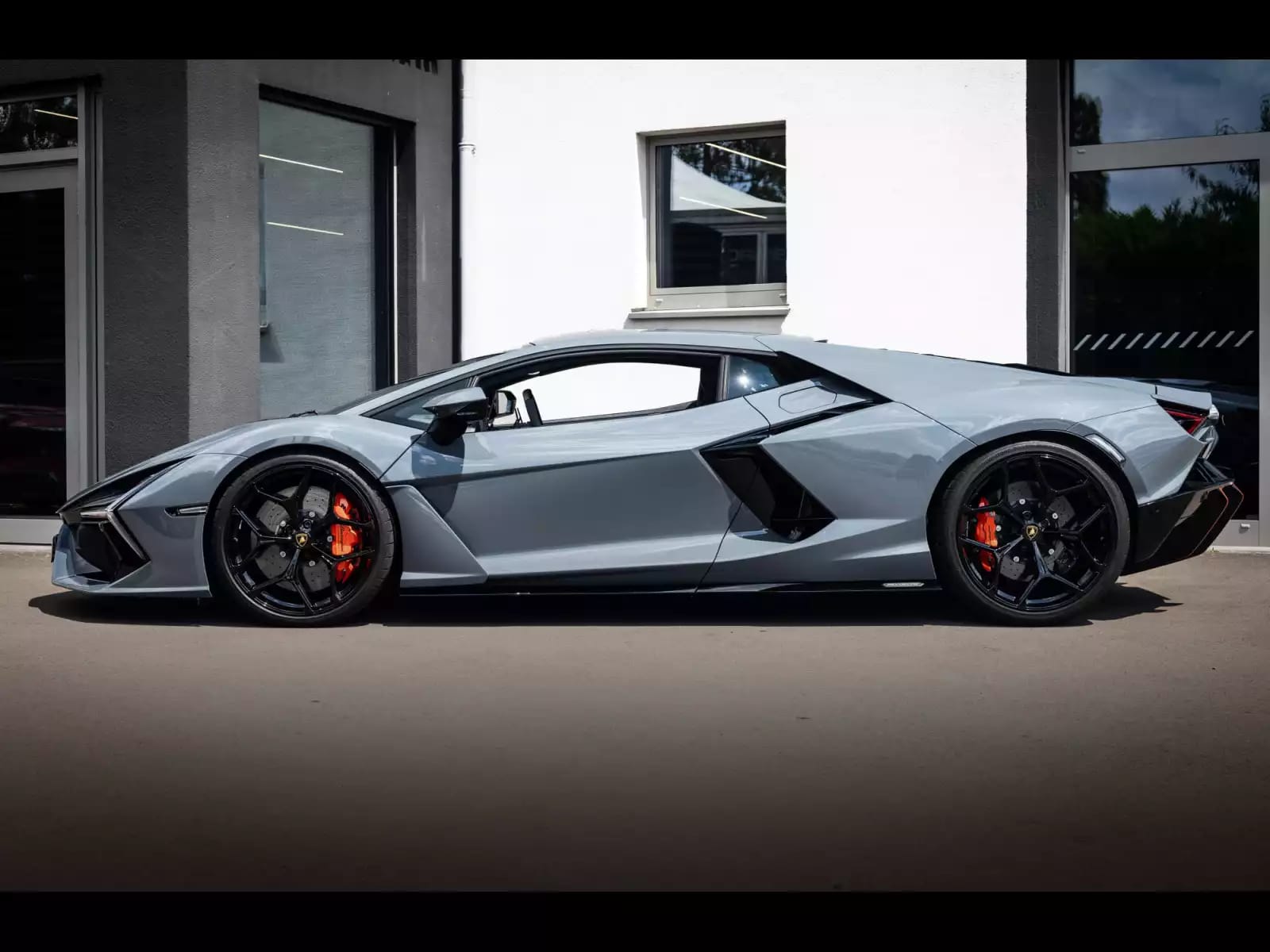 Lamborghini Revuelto 6.5 V12 HPEV (1.015 CH) - Photo 1