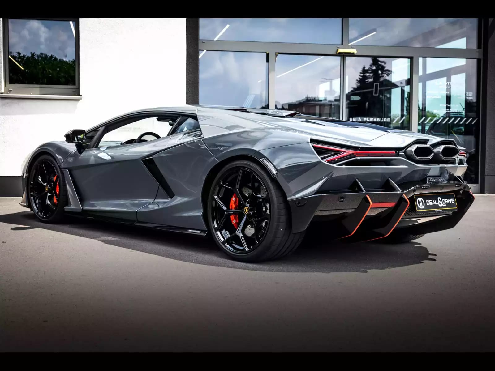 Lamborghini Revuelto 6.5 V12 HPEV (1.015 CH) - Photo 1