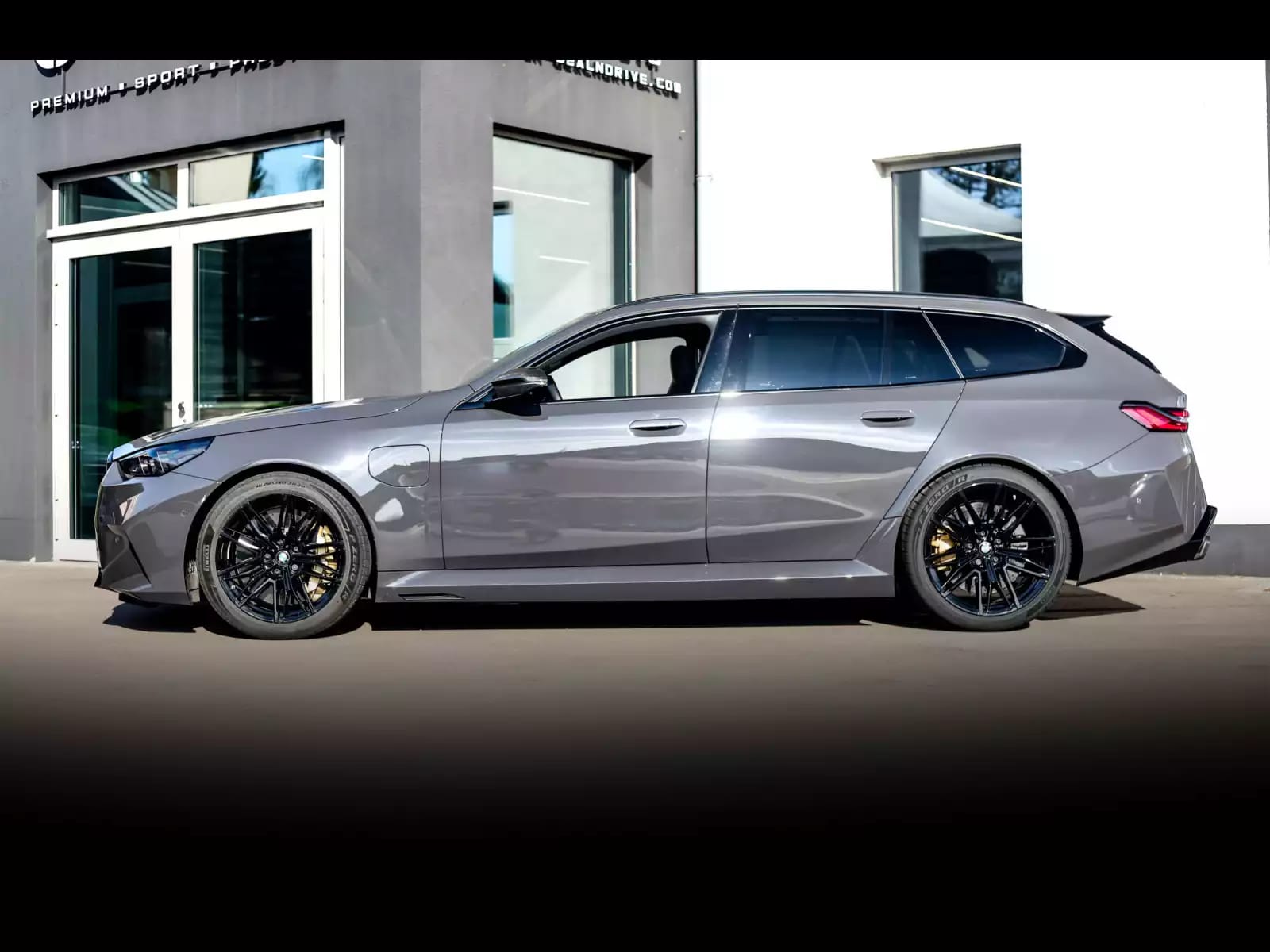 BMW M5 TOURING (G99) – BMW INDIVIDUAL GREY BLACK – PPF – IMMAT FR. - Photo 1