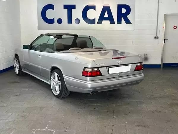 Mercedes-Benz E 320 AMG Line - Photo 2