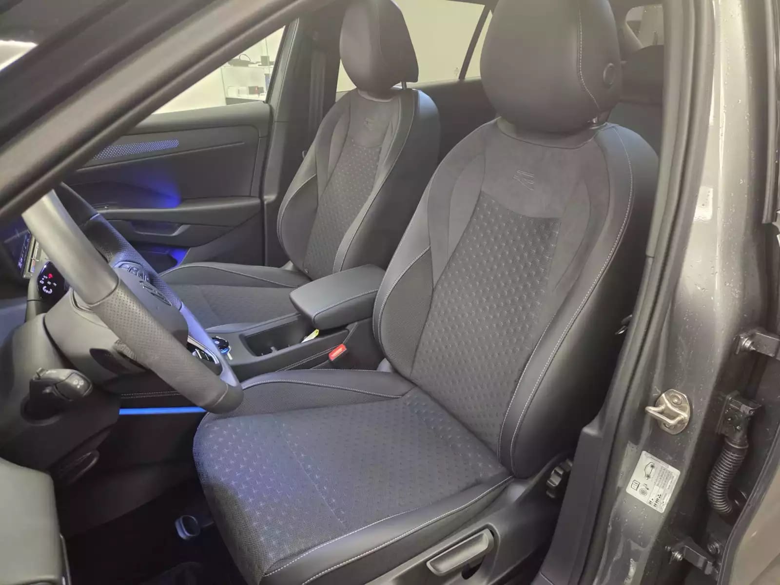 Volkswagen T-Roc T-ROC R-Line 110 eTSI DSG7 - Photo 1