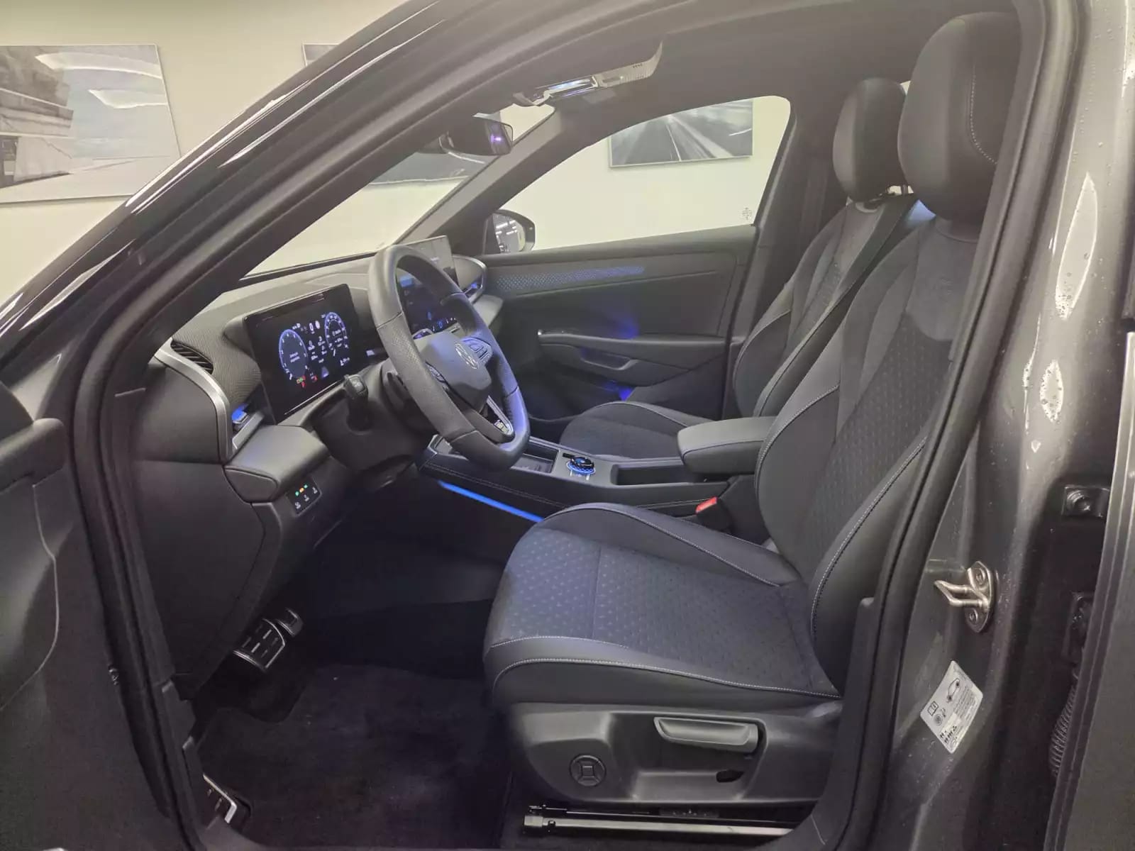 Volkswagen T-Roc T-ROC R-Line 110 eTSI DSG7 - Photo 1