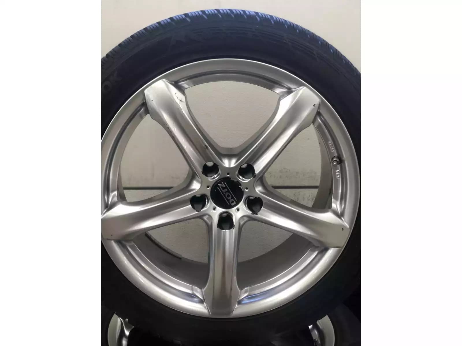 Jantes alu + Pneus hiver 18 235/45 R18 98V - Photo 1