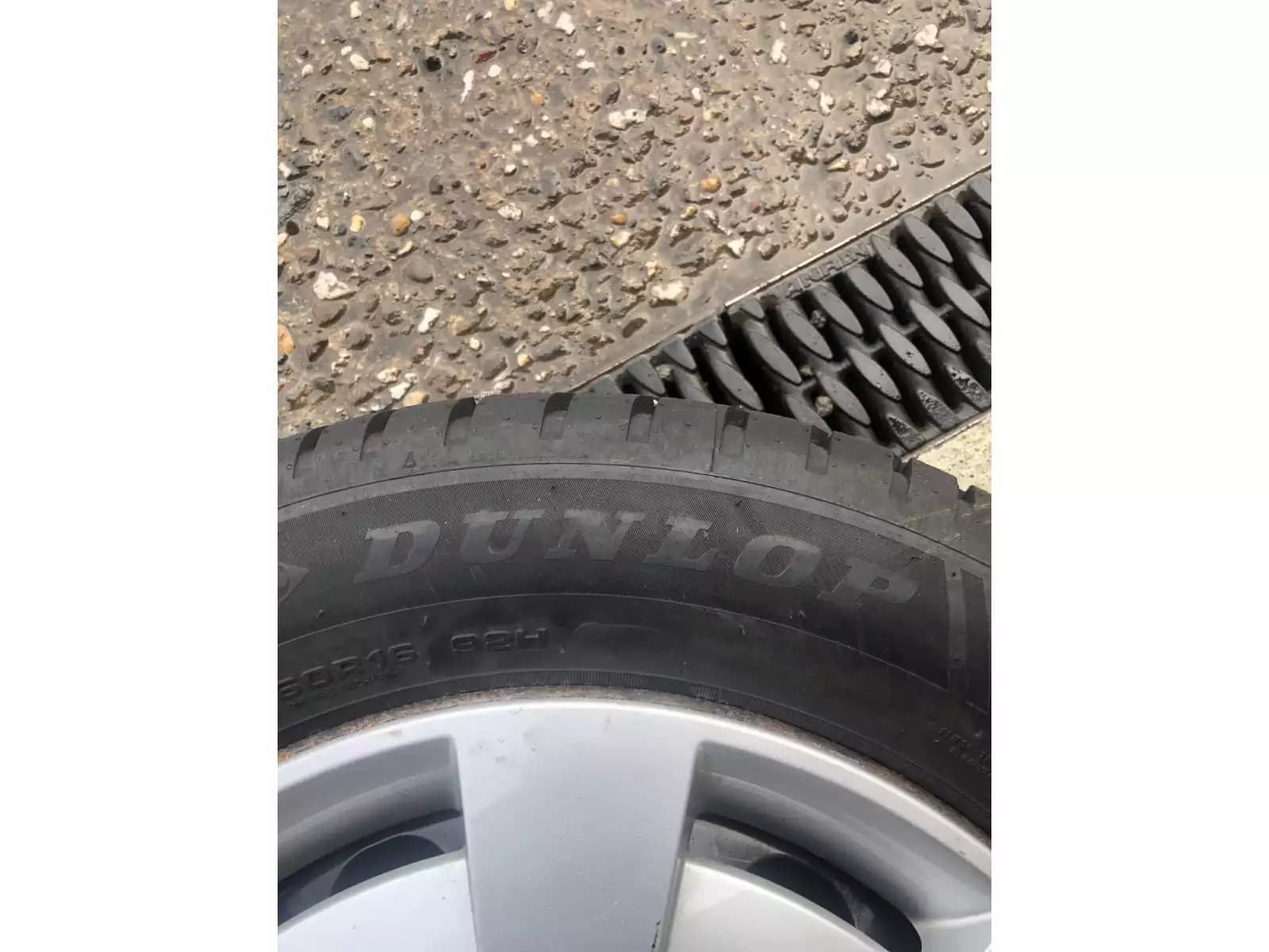 Jantes acier + Pneus hiver 16 205/60 R16 92H - Photo 1