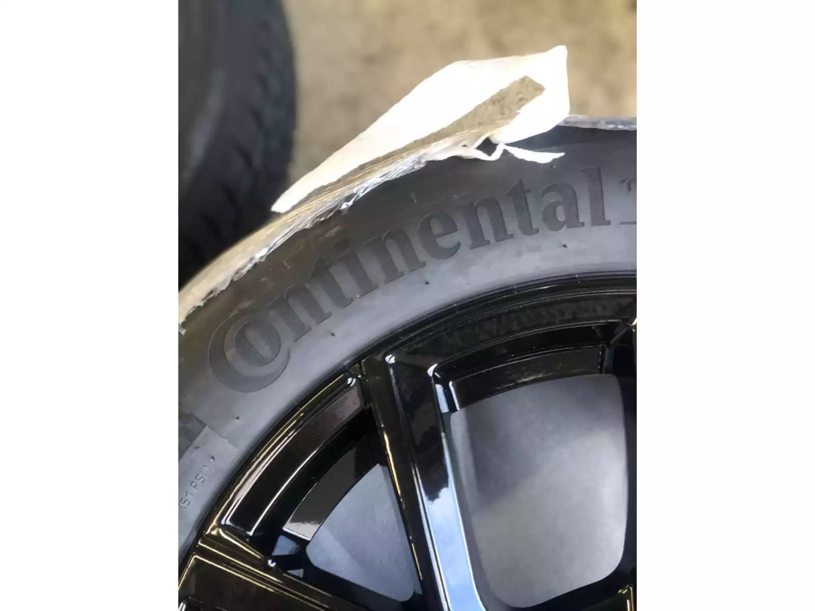 Jantes alu + Pneus hiver 17 215/55 R17 98H - Photo 1