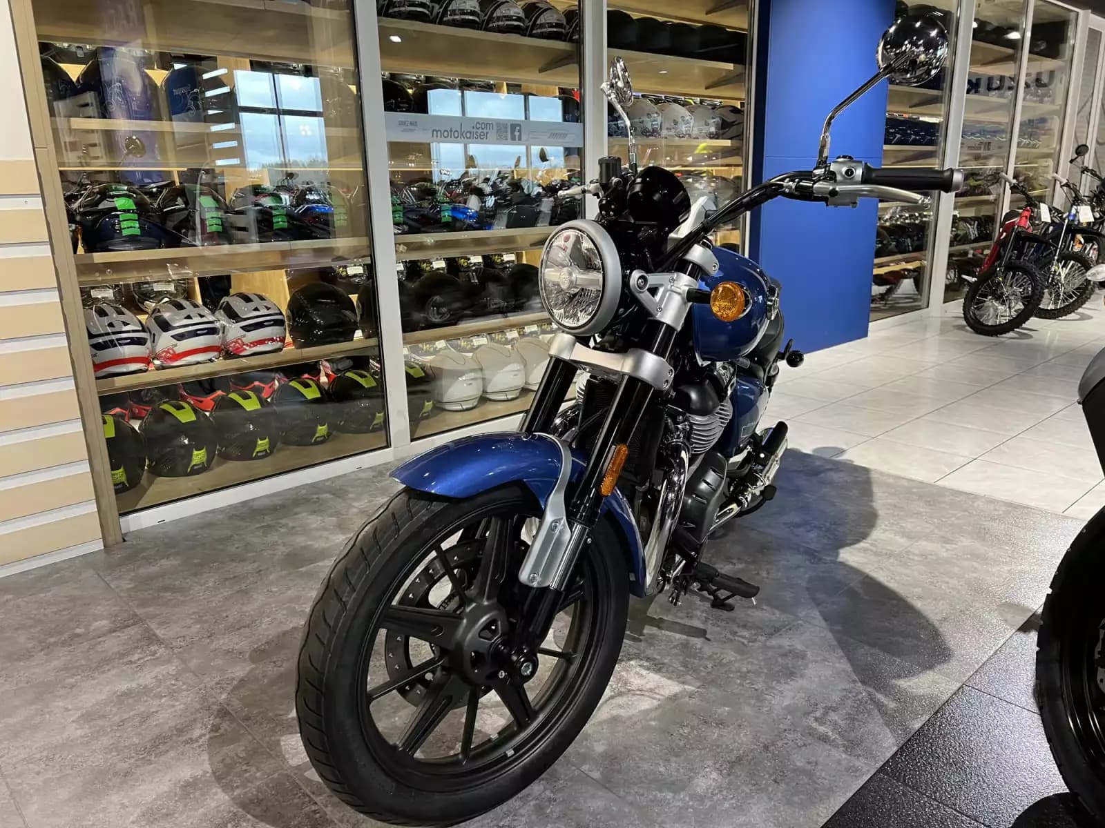 Royal Enfield Super Meteor 650 bleu Astral - Photo 1