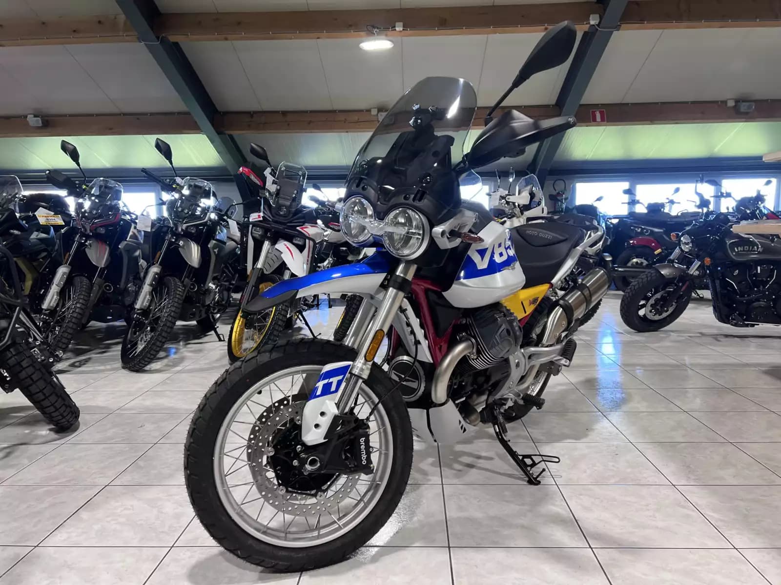 Moto Guzzi V 85 TT - Photo 1