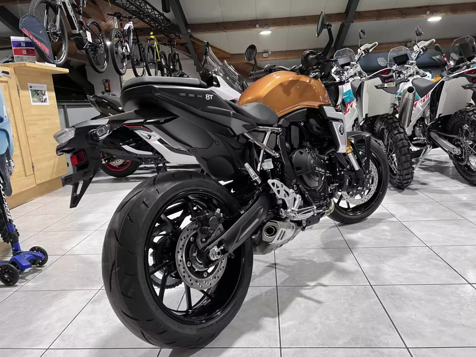 Suzuki GSX-8T - Photo 1