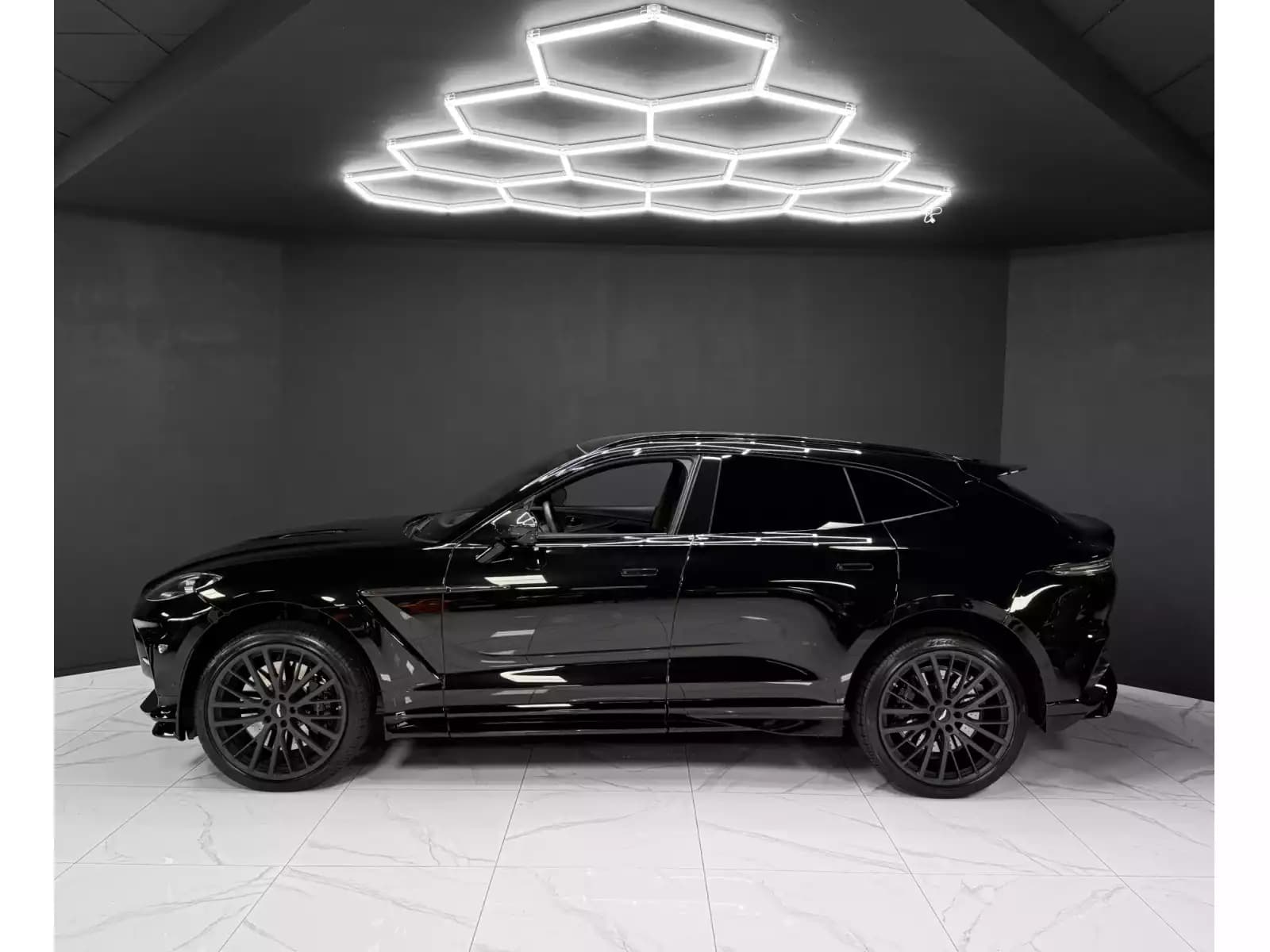 Aston Martin DBX 707 - Photo 1