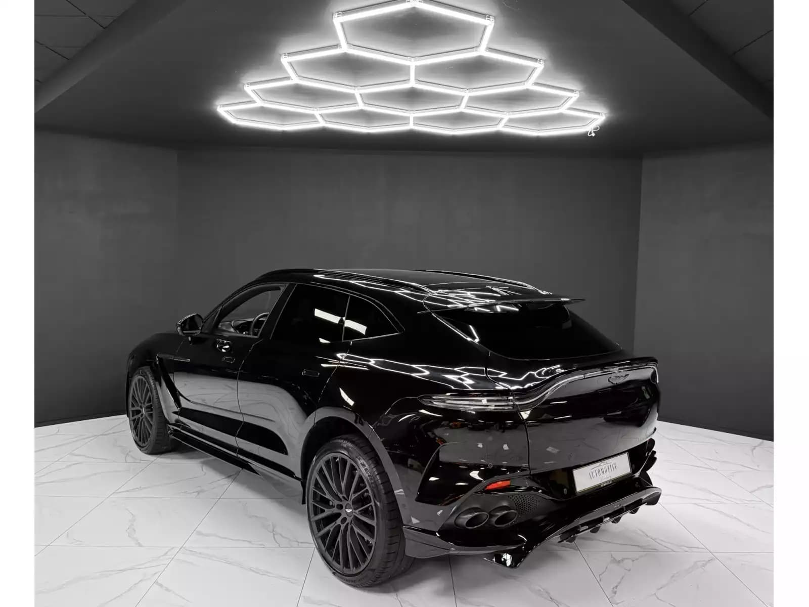 Aston Martin DBX 707 - Photo 1