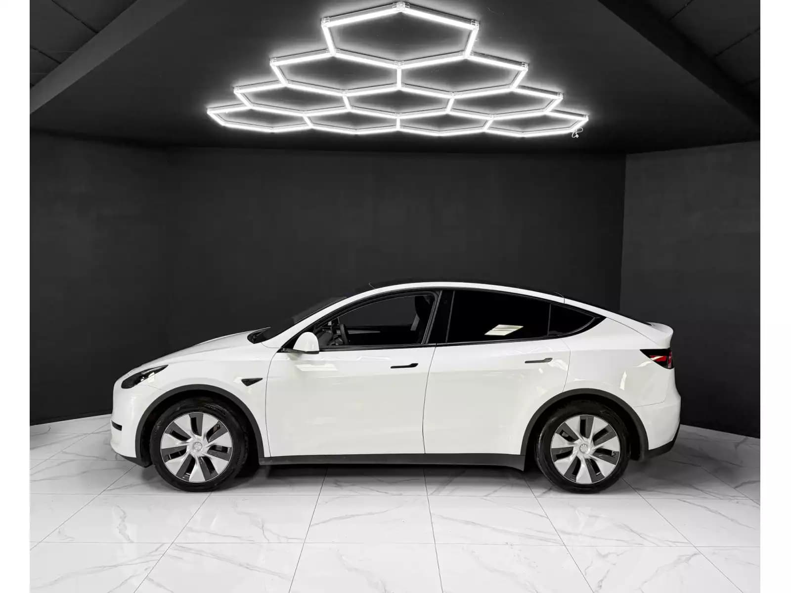 Tesla Model Y RWD - Photo 1