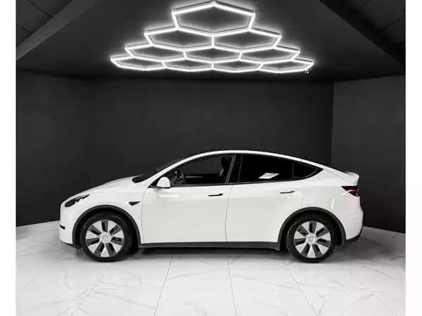 Tesla Model Y RWD - Photo 2