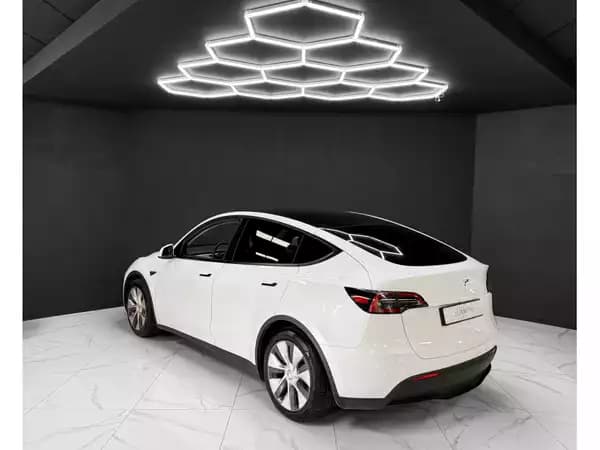 Tesla Model Y RWD - Photo 2