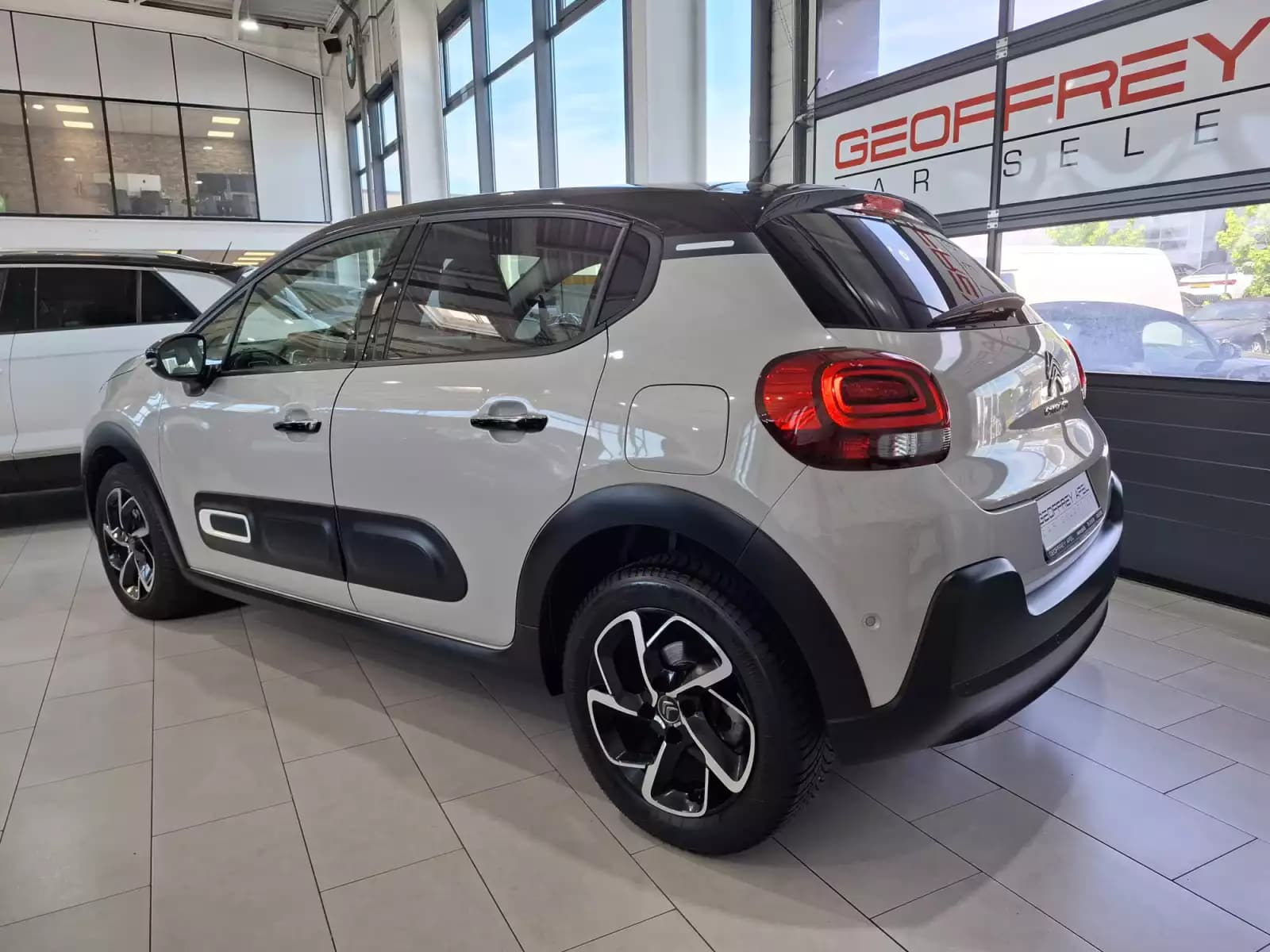 Citroën C3 SHINEPACK 110 B.AUTO, NAVI, CUIR, CARPLAY,LED, CAMERA, 1HAND - Photo 1