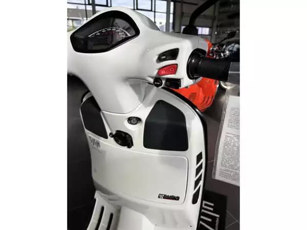Vespa GTS 300 Racing 60s - Photo 3