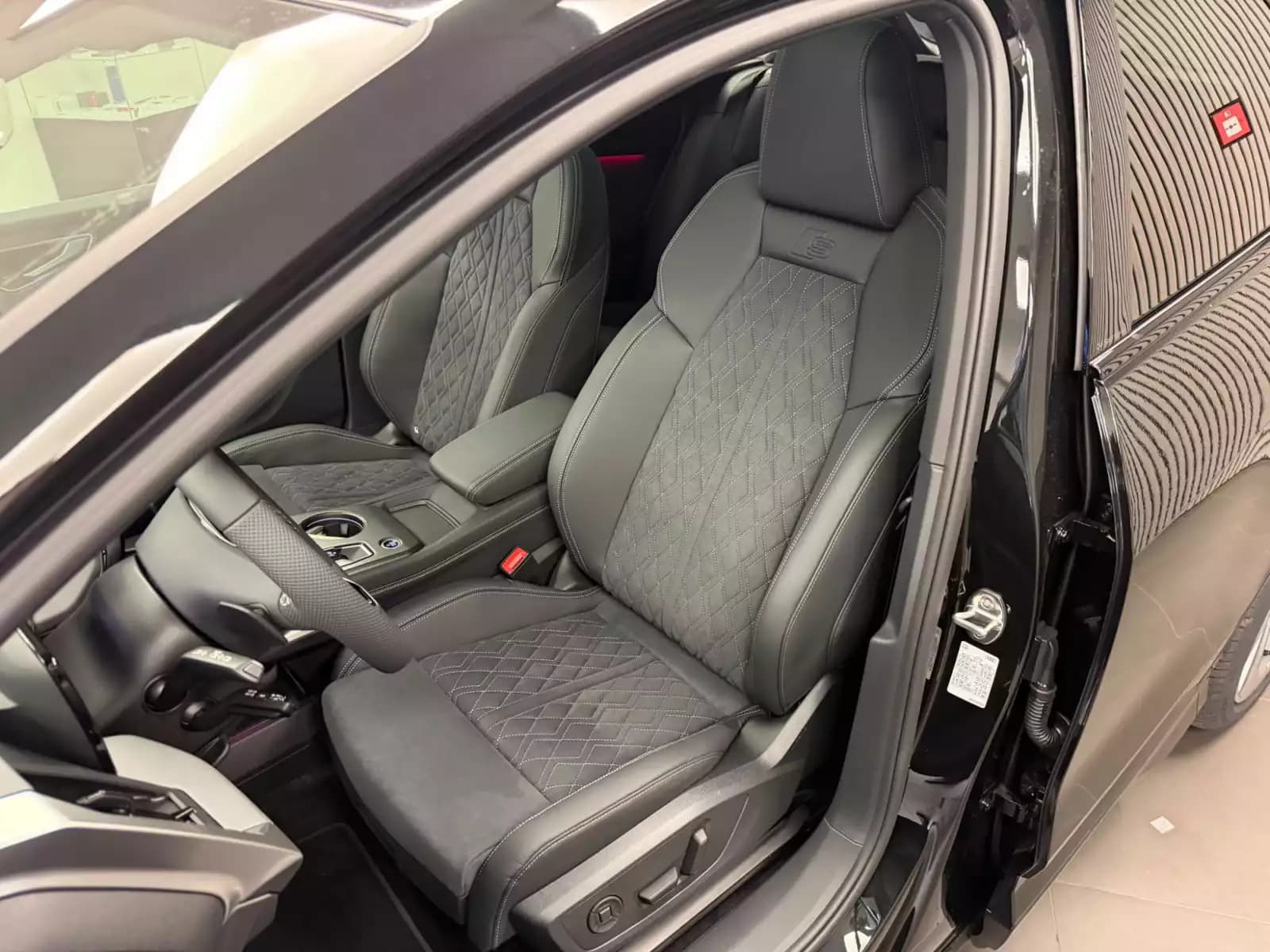 Audi Q4 e-tron SUV S line Performance 286 CH / 210 kW - Photo 1