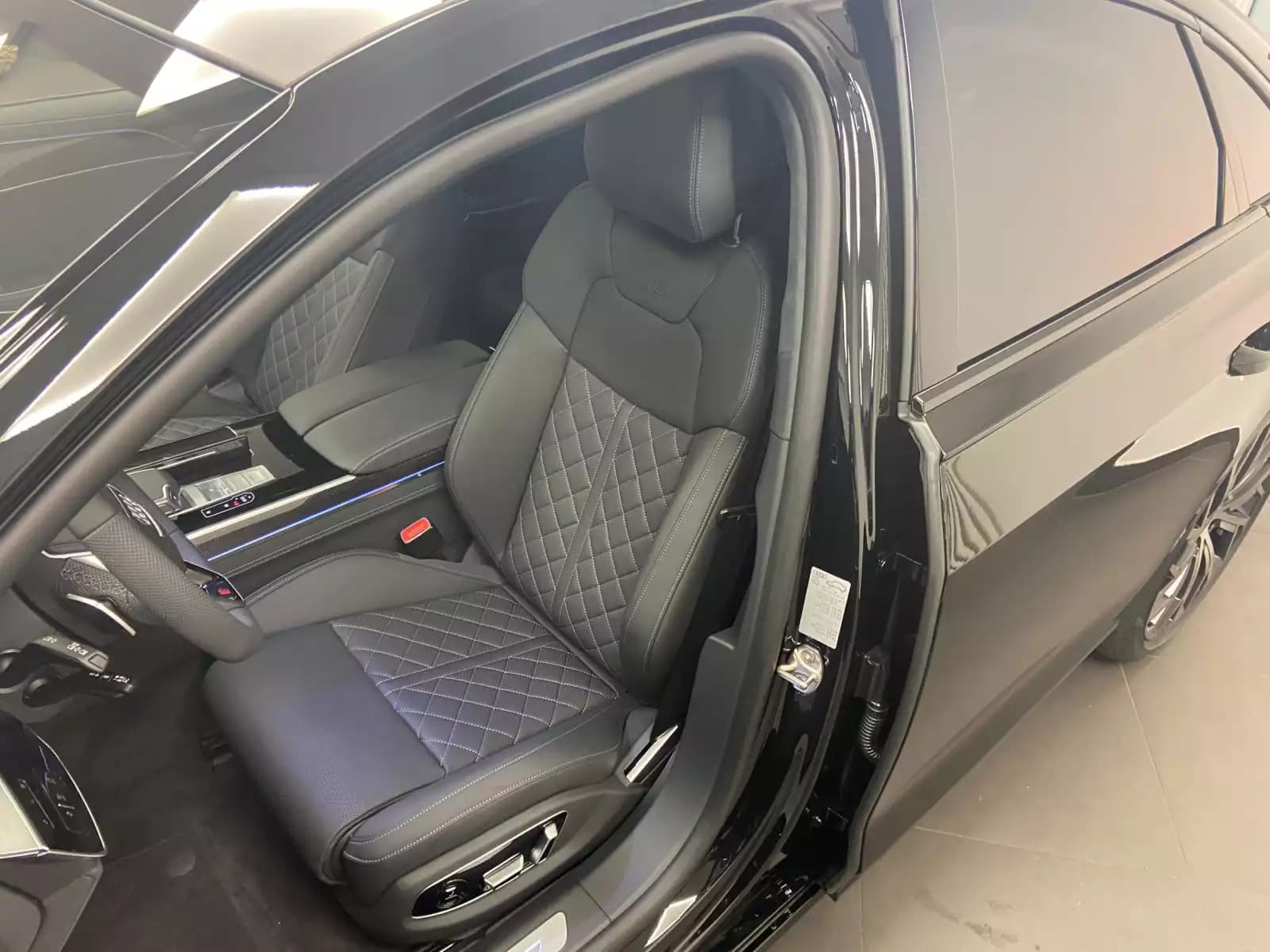 Audi A8 TFSIe quattro 449 CH / 330 kW Tiptronic - Photo 1
