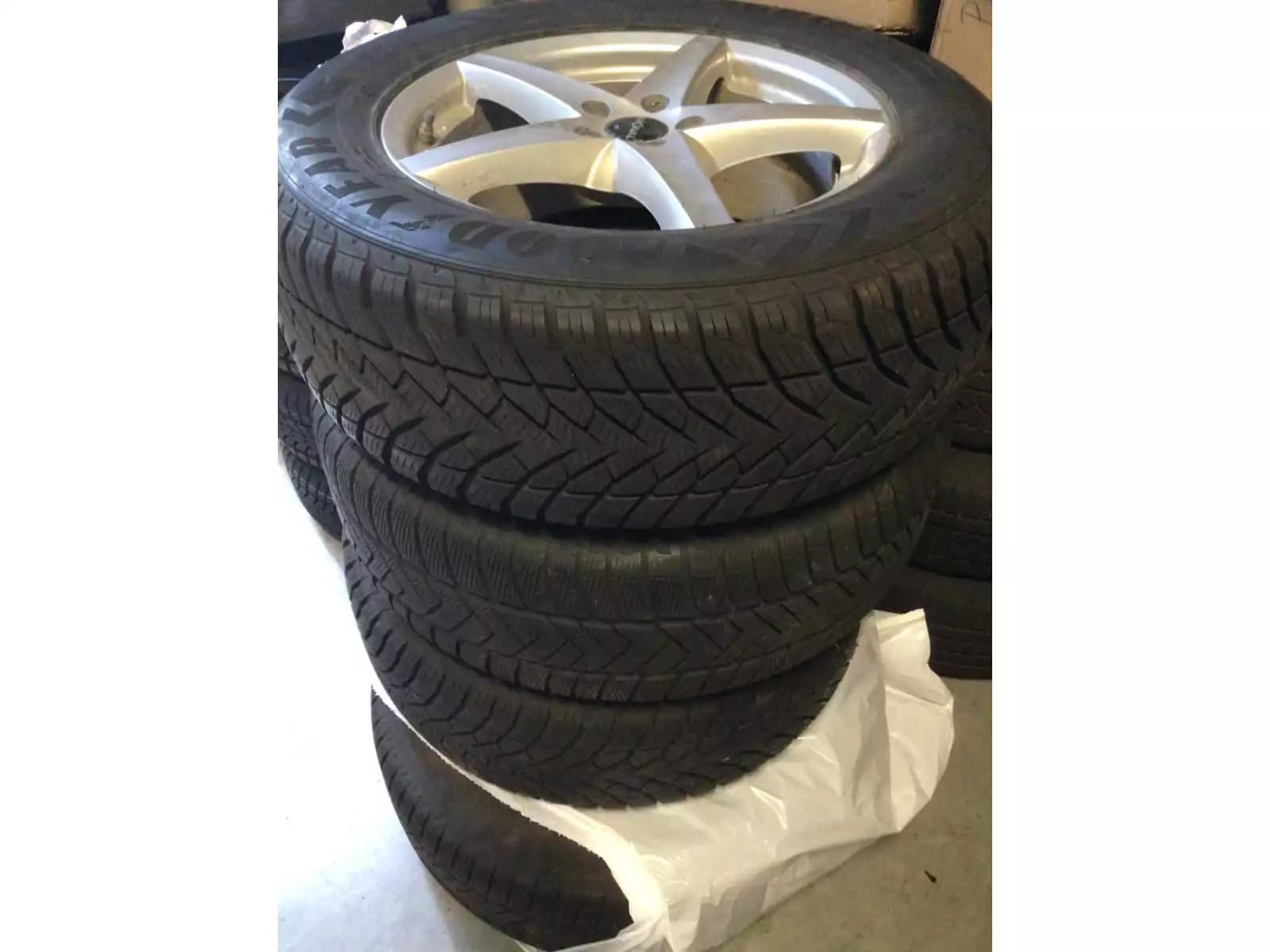 Jantes alu + Pneus hiver 18 255/60 R18 112H - Photo 1
