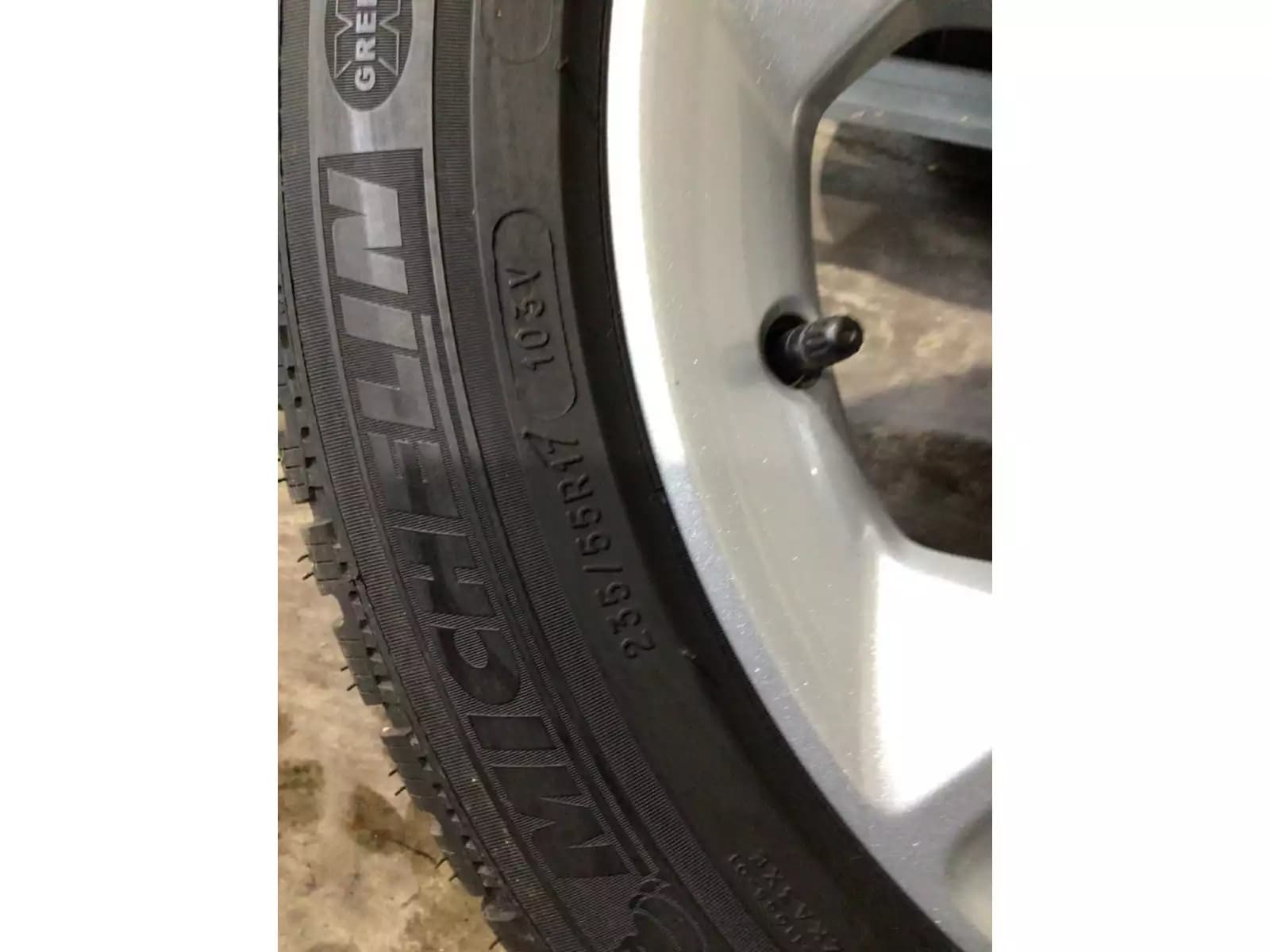 Jantes alu + Pneus hiver 17 235/55 R17 103V - Photo 1