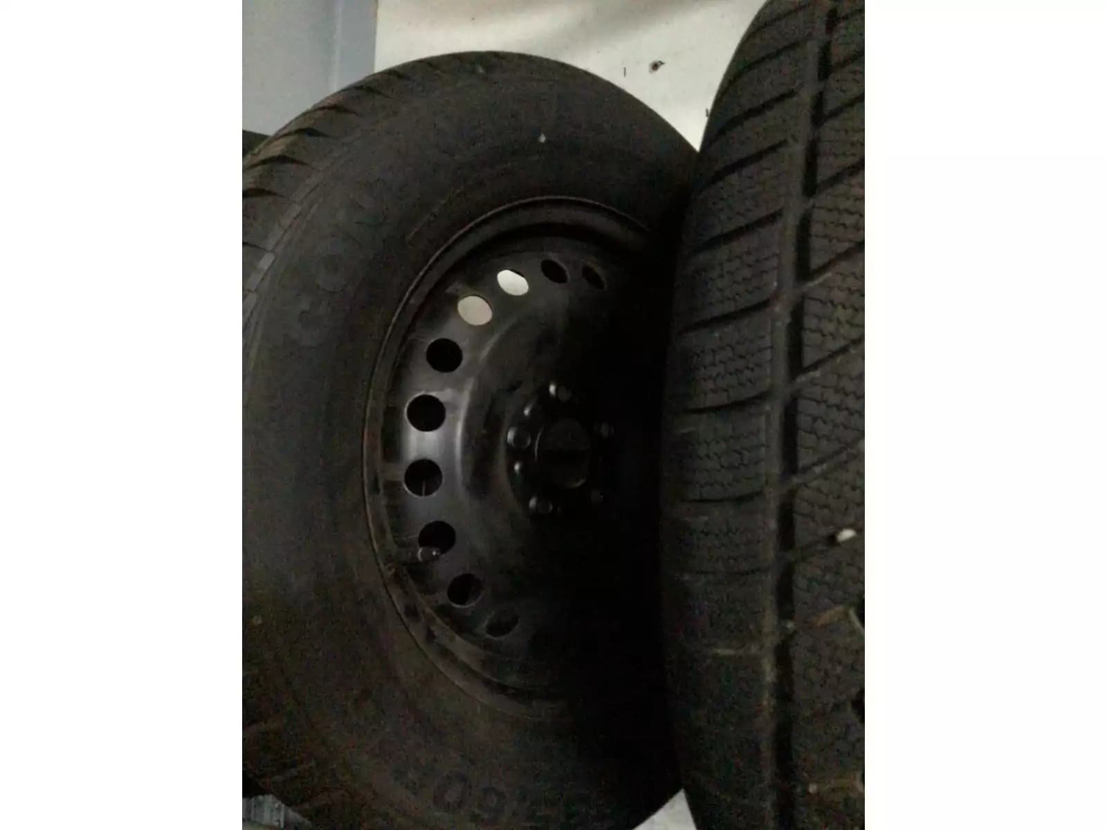 Jantes acier + Pneus hiver 16 235/60 R16 100T - Photo 1