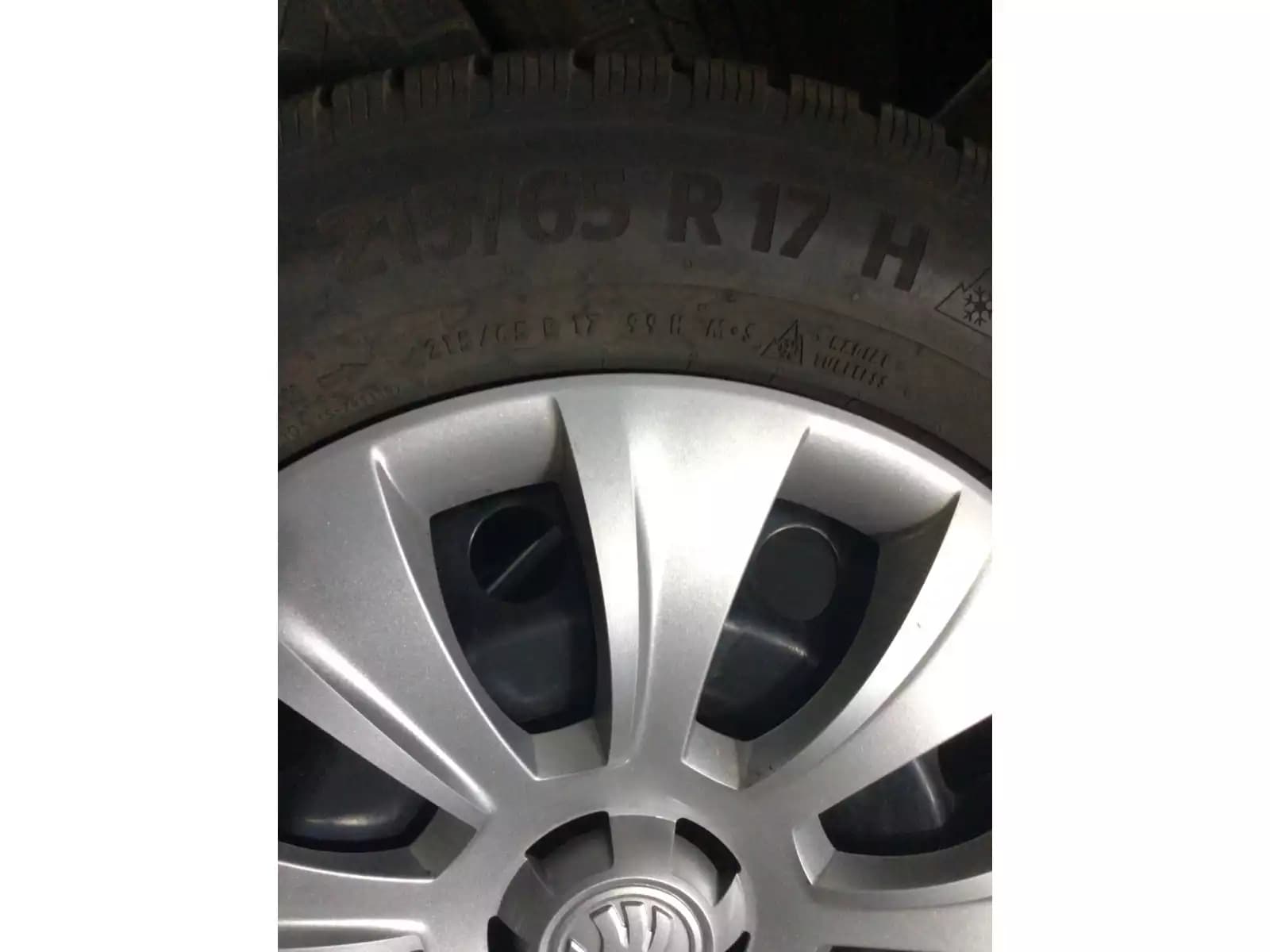 Jantes acier + Pneus hiver 17 215/65 R17 99H - Photo 1