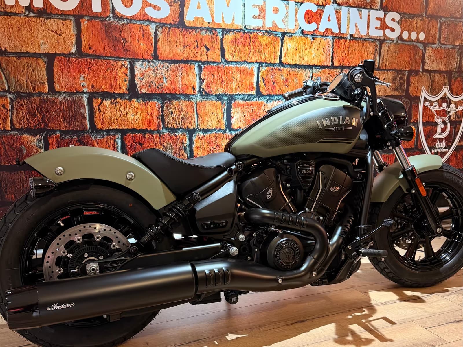Indian Scout Bobber LIMITED + TECH - Photo 1